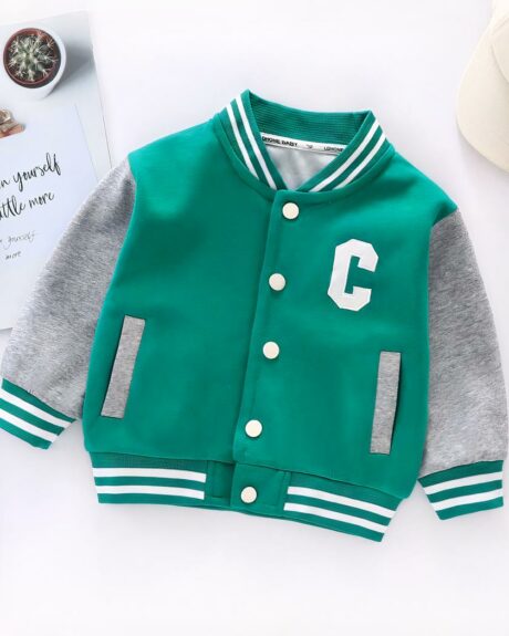 Blouson bomber vert pour enfant posé sur un fond blanc.