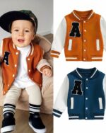 Blouson teddy style baseball pour petit garçon, un petit garçon à gauche avec le blouson marron et à droite une photos du blouson marron et une photo du blouson bleu.
