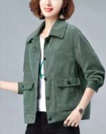 Blouson vert court et décontracté en velours côtelé pour femme sur une femme sur fond gris