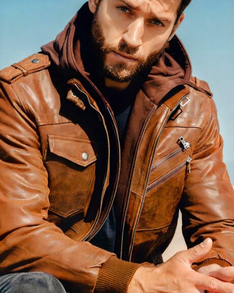 Blouson d'hiver en cuir à capuche amovible pour homme porté par un homme sur fond bleu et beige