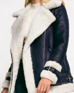 Blouson aviateur femme noire et blanc porté par une femme blonde dont on ne voit pas le visage