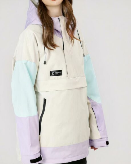 Blouson ski femme imperméable à capuche couleurs pastelles porté par une jeune femme
