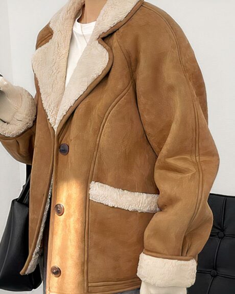 Une femme qui porte un blouson style daim marron à col rabattu beige