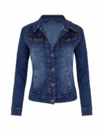 Blouson jean femme cintré et bleu foncé boutonné sur fond blanc