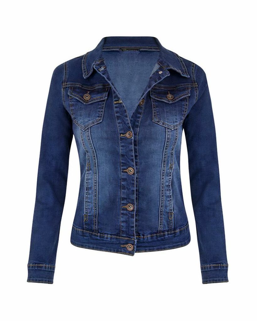 Blouson jean femme cintré et bleu foncé boutonné sur fond blanc