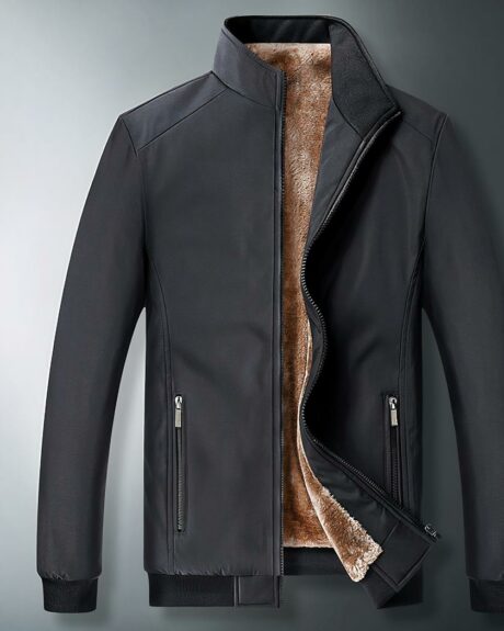 Blouson chaud noir et fourré à l'intérieur avec deux poches sur le côté sur un fond gris