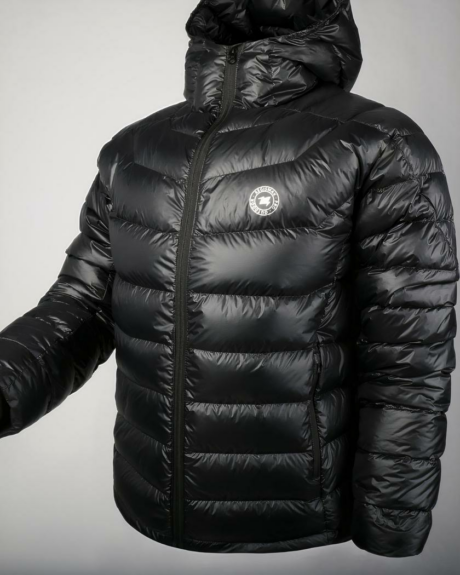 Un blouson imperméable noir en doudoune chaude avec capuche sur un fond gris