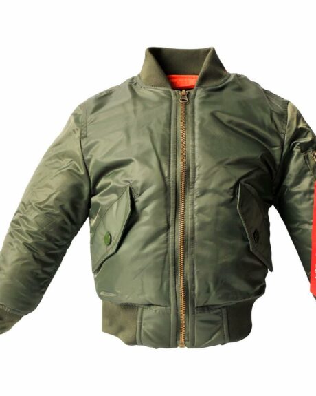 Blouson de style aviateur de couleur vert militaire fermé. On aperçoit l'intérieur orange au niveau du col montant. Sur la manche à droite, une poche avec fermeture Éclair et pampille en tissu rouge accrochée.