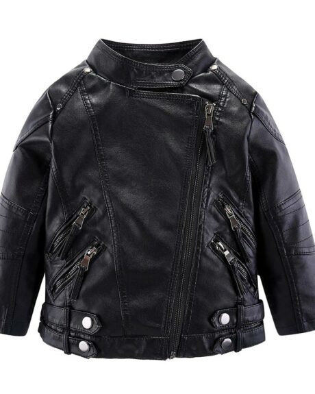 Blouson en simili cuir pour enfant de couleur noir avec fermeture éclair latérale côté gauche. 4 poches, 2 de chaque côté, avec fermeture éclair et pampille noire. effet double pressions sur le bas du blouson et au col.