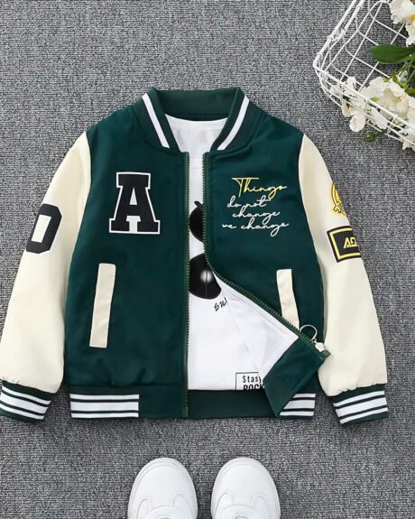 Blouson teddy vert avec les manches blanches et le bord des poches latérales blanches. Un A sur le haut côté droit et des inscriptions blanches côté cœur. On aperçoit l'intérieur du blouson blanc avec un motif noir. Des chaussures blanches en bas du blouson, une corbeille avec des fleurs en haut à droite. Sur fond gris.