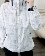 Une femme portant un blouson imperméable à motif végétal