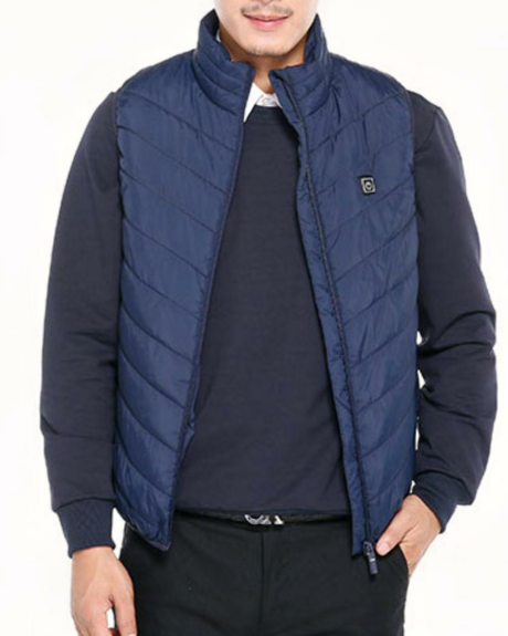 Un homme portant un blouson chauffant à manches courtes bleu sur un fond blanc