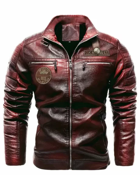 Un blouson moto couleur bordeaux chaud et décontracté sur un fond blanc