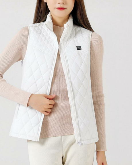 Une femme portant un blouson à manches courtes blanc