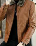Un homme portant un blouson simili cuir marron avec un col fourré