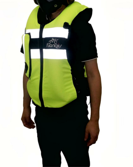 Un homme portant un blouson airbag moto jaune fluorescent sans manches