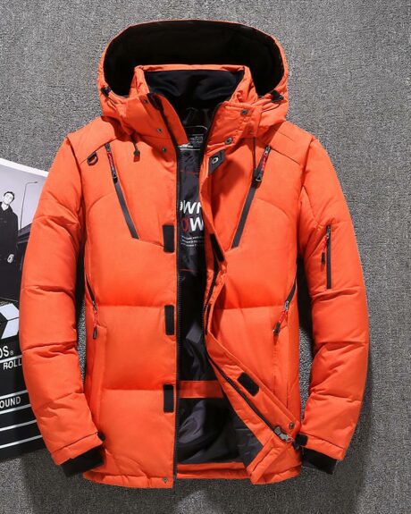 Un blouson ski orange à capuche pour homme sur fond gris