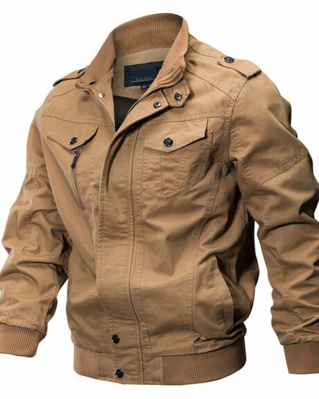 Veste en toile beige avec des poches et un col montant, sur fond blanc