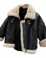 Blouson aviateur épais pour enfant, noir et fourré blanc à l'intérieur, sur le sol et l'extrémité des manches. 2 poches latérales sans rabat. Accroché sur un cintre. Sur fond blanc.