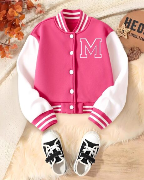 Blouson teddy rose et blanc pour fille à plat sur une table avec une paire de baskets en dessous de la veste.