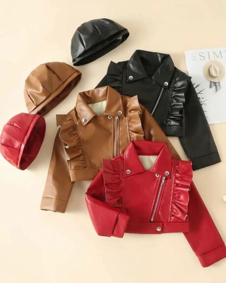 3 blouson en simili cuir court en quinconce avec un chapeau assorti à leur gauche. le plus haut noir, marron puis rouge par dessus. Sur fond rose pâle. Des fleurs rose clair et blanches à droite. Un document avec un chapeau en photo à droite du blouson noir. Les blousons ont une fermeture asymétrique et des volants sur les côtés faisant très girly.