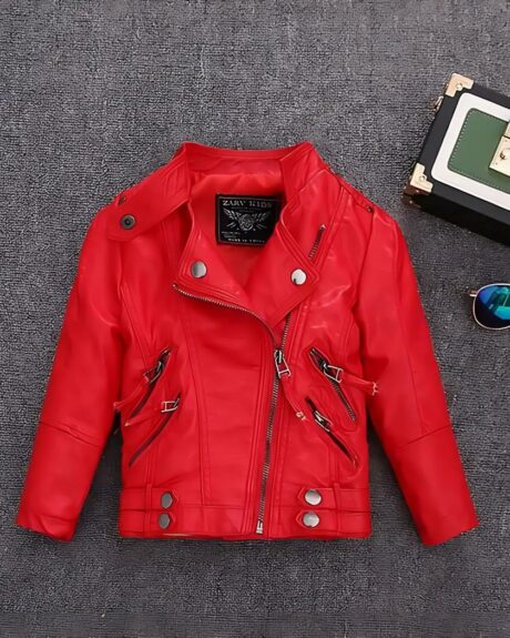 Blouson en simili cuir pour fille de couleur rose avec fermeture éclair asymétrique. 4 poches latérales, 2 de chaque côté, avec lanière en simili cuir. En bas du blouson, imitation de double ceinture sur les côtés. Col haut pouvant être boutonné.