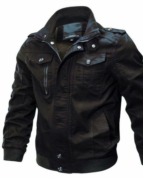 Blouson noir fourré multi-poches sur fond blanc