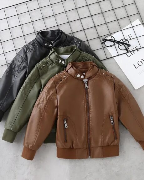 3 blousons en simili cuir superposés : le noir, le kaki puis par dessus le marron. Ils sont à col rond avec 2 poches latérales, les extrémités des manches et le bas du blouson en tissu de la même couleur que le blouson. Sous les blousons une grille noire, les blousons sont à cheval dessus. A droite, une paire de lunettes et un document blanc avec inscriptions noires.