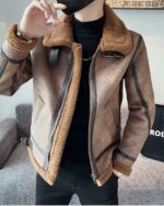 Un homme avec un blouson en simili cuir marron à col montant et fourré