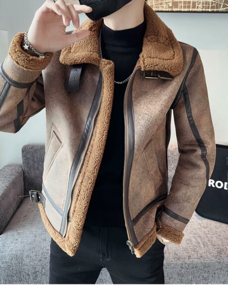 Un homme avec un blouson en simili cuir marron à col montant et fourré