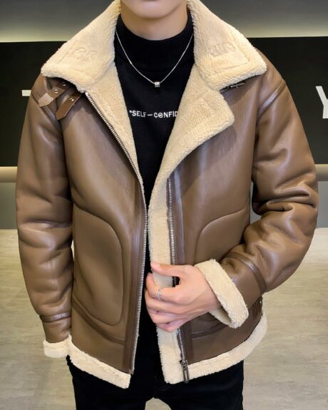 Un homme avec un blouson en simili cuir marron fourré à col montant