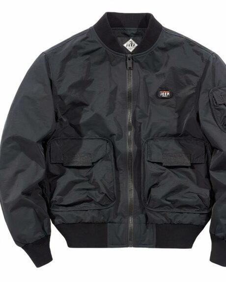 Blouson bomber noir fermé pour homme sur fond blanc