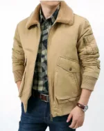 Blouson beige homme aviateur avec intérieur fourré porté par un homme sur fond blanc