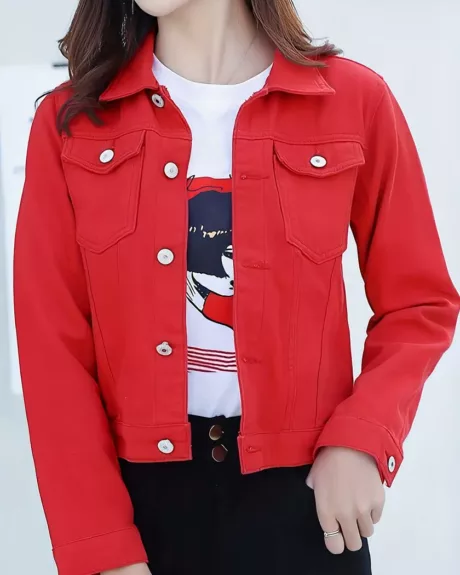 Une femme sur un fond blanc portant un blouson en jean rouge ouvert