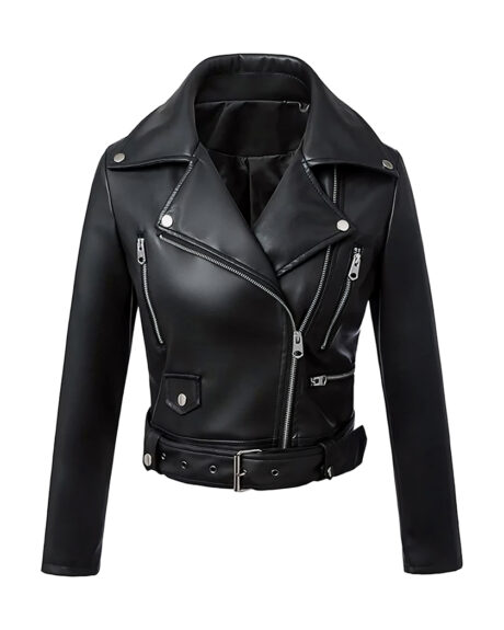 Un blouson perfecto asymétrique pour femme en simili-cuir noir, avec de multiples poches et des rabats généreux, sur un fond blanc uni.