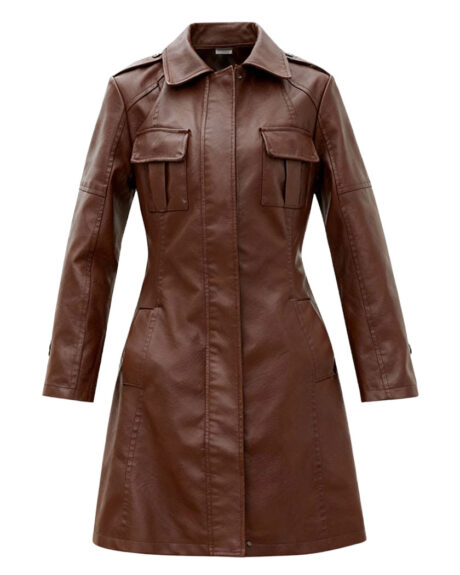 Un blouson d'hiver pour femme en simili cuir à fermeture éclair, fermé, de couleur marron avec un col rabattu, vu de face sur un fond blanc uni.