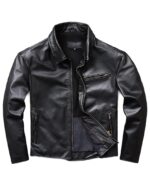 Un blouson en cuir noir à col rabattu pour homme avec une poche au niveau du buste, côté gauche, entrouvert sur un fond blanc uni.