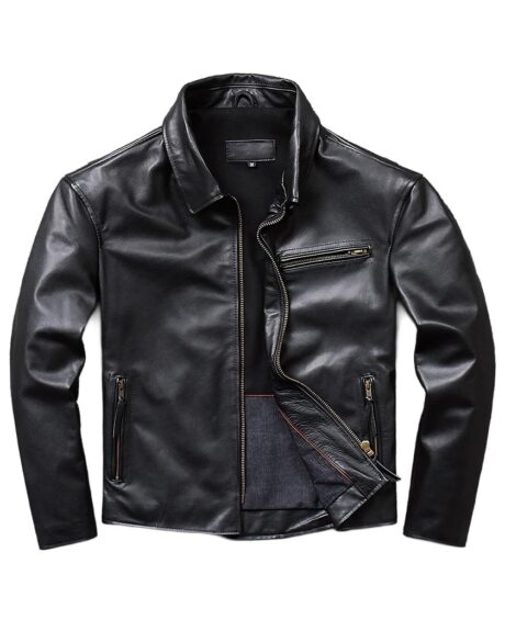 Un blouson en cuir noir à col rabattu pour homme avec une poche au niveau du buste, côté gauche, entrouvert sur un fond blanc uni.